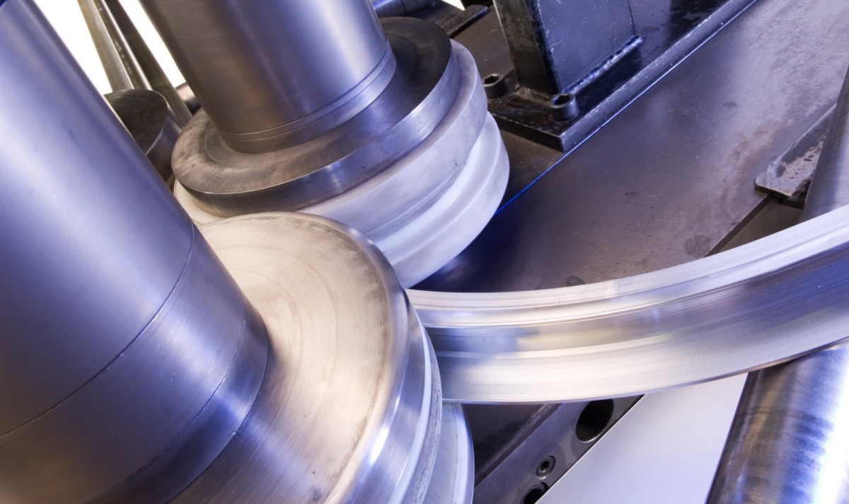 Roll forming machine bending aluminum tube